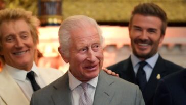 Rod Stewart taquine David Beckham sur le fait qu'il n'a pas été fait chevalier – devant le roi Charles