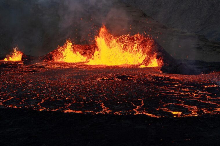 Une fissure volcanique se réveille sur la péninsule islandaise de Reykjanes SciTechDaily