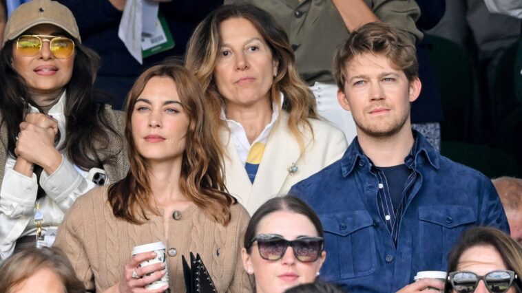 Joe Alwyn, Alexa Chung et la mère d'Alexa Chung se rendent à Wimbledon pour s'amuser en famille