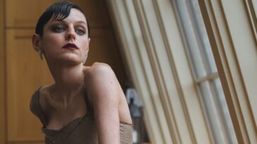 Emma Corrin s'est sentie « libre d'être fluide » avec la mode à l'avant-première de Deadpool & Wolverine