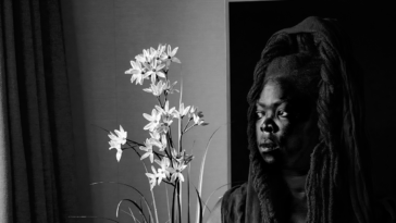 Les autoportraits de l'activiste visuelle Zanele Muholi prennent une nouvelle forme dans des sculptures à grande échelle