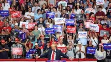 Donald Trump a déclaré avoir « pris une balle pour la démocratie » lors de son premier rassemblement depuis la tentative d’assassinat