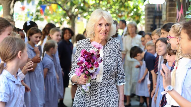 La reine Camilla savait exactement comment se rattraper auprès du garçon qui avait raté la garden-party du roi