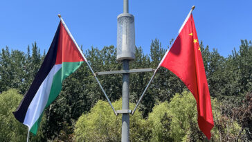 cc N509FZ , modified, https://commons.wikimedia.org/w/index.php?limit=500&offset=0&profile=default&search=abbas+Beijing&title=Special:Search&ns0=1&ns6=1&ns12=1&ns14=1&ns100=1&ns106=1#/media/File:Flags_of_Palestine_and_China_at_Capital_Airport_Expwy_(20230613114446).jpg