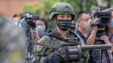 cc 總統府, modified, https://commons.wikimedia.org/wiki/File:Military_people_of_Taiwanese_Military_Police_20200526_01.jpg
