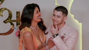 Priyanka Chopra et Kim Kardashian, invitées au mariage d'Ambani (sur un pousse-pousse), arrivent au son de la flûte