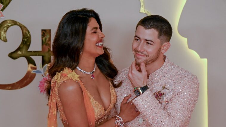Priyanka Chopra et Kim Kardashian, invitées au mariage d'Ambani (sur un pousse-pousse), arrivent au son de la flûte