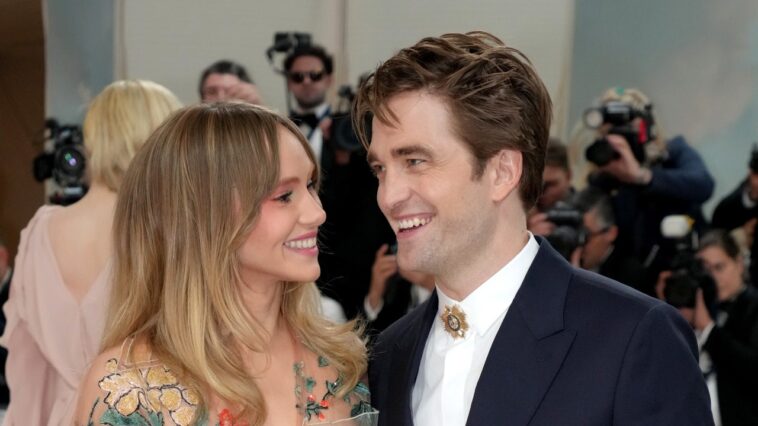 Robert Pattinson n'est pas du tout gêné par le fait que Suki Waterhouse chante à propos de ses ex