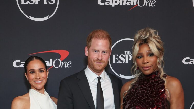Serena Williams taquine gentiment Harry et Meghan pour les avoir accusés de consommer « trop d'oxygène »