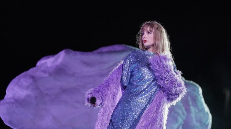 Taylor Swift « complètement sous le choc » après que 3 enfants ont été poignardés à mort lors d'un cours de danse sur le thème de Swift Taylor Swift « complètement sous le choc » après que 3 enfants ont été poignardés à mort lors d'un cours de danse sur le thème de Swift