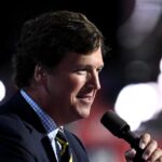 Tucker Carlson décrit Donald Trump, parmi tous les gens, comme celui qui tente de « ramener la démocratie aux États-Unis »