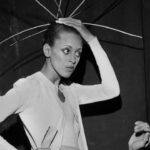 À travers l'objectif de Bill Cunningham, le faste et le drame d'un défilé de mode qui a marqué une époque