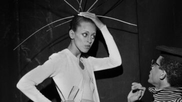 À travers l'objectif de Bill Cunningham, le faste et le drame d'un défilé de mode qui a marqué une époque