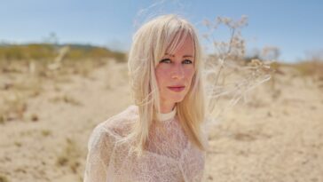 L'auteure-compositrice-interprète Orenda Fink brise le charme de sa mère dans de nouveaux mémoires envoûtants