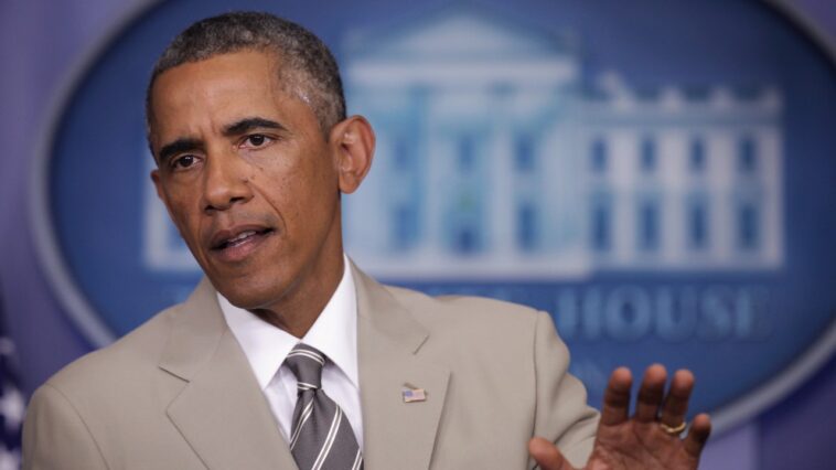 Barack Obama met la victoire dans le jumeau avec son costume beige Kamala Harris