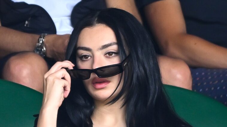 Charli XCX voulait que le mème « Brat » de Kamala se produise, mais elle n’avait pas prévu la politique