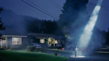 Gregory Crewdson fait de la photographie depuis près de 4 décennies. Il les revisite désormais toutes.