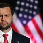 JD Vance, fraîchement sorti de la débâcle d'un magasin de beignets, est hué lors d'un événement avec les pompiers