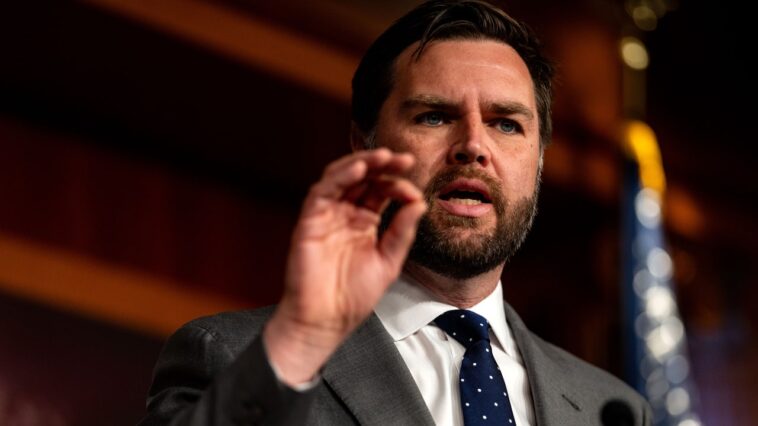 JD Vance, obsédé par les décisions reproductives des étrangers, a déclaré que les enseignants sans enfants le « dérangeaient »