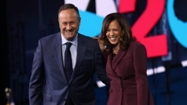 La campagne de Kamala Harris donne aux fans de Doug Emhoff ce qu'ils veulent : un deuxième produit Gentleman Thirst Trap