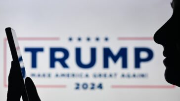 La campagne de Kamala Harris imagine Trump contemplant l'abîme algorithmique, se demandant s'il est bizarre
