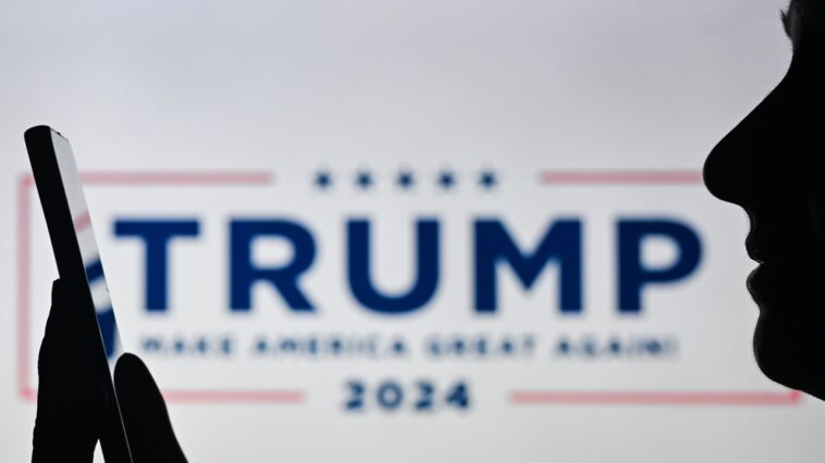 La campagne de Kamala Harris imagine Trump contemplant l'abîme algorithmique, se demandant s'il est bizarre