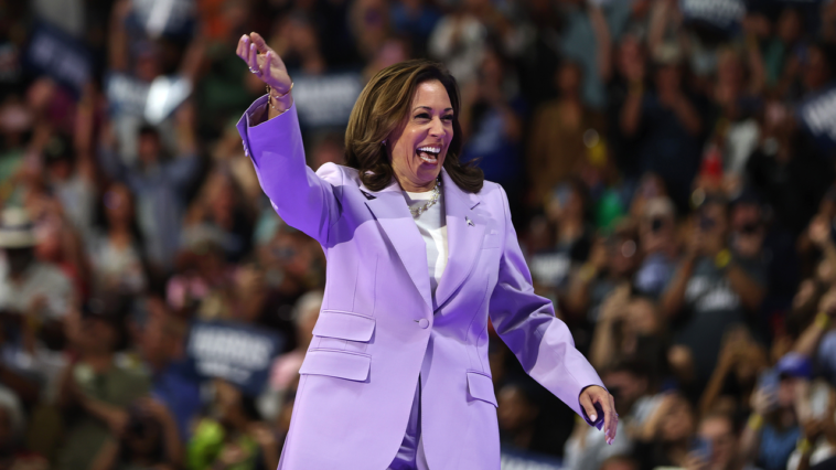 La campagne de Kamala Harris se moque de Donald Trump et Elon Musk, qui sont loin d'être des experts sur Internet