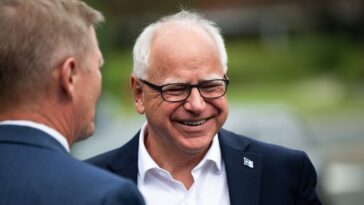 La campagne de Trump attaque Tim Walz pour avoir permis aux « criminels condamnés de voter »