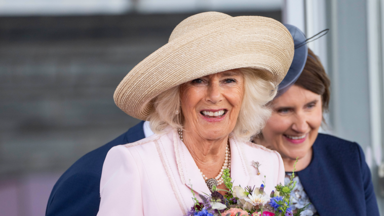 La reine Camilla transforme son style royal en veste matelassée