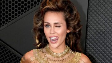 Miley Cyrus honorée comme la plus jeune légende de Disney, plaisante sur le fait d'avoir été « créée dans un laboratoire »