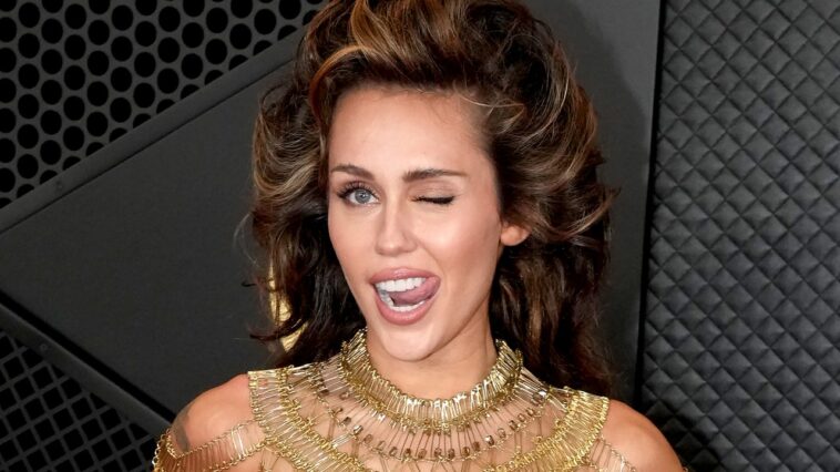 Miley Cyrus honorée comme la plus jeune légende de Disney, plaisante sur le fait d'avoir été « créée dans un laboratoire »