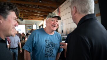 Tim Walz à la foire de l'État du Minnesota redéfinit le BDE : Big Dad Energy