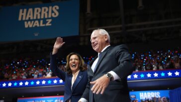Tim Walz montre qu'il peut tout faire (met en garde contre les dangers de Donald Trump et fait une blague sur le canapé de JD Vance)