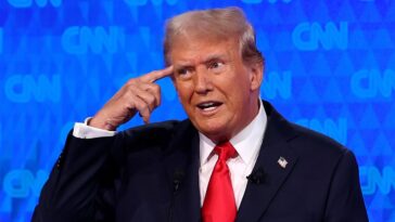 Trump ment, dénigre les renseignements de Harris, insulte les Juifs et parle des « asiles de fous » lors d’une conférence de presse déchaînée