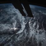 Un astronaute capture une superbe image nocturne du lac le plus profond du monde