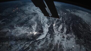 Un astronaute capture une superbe image nocturne du lac le plus profond du monde