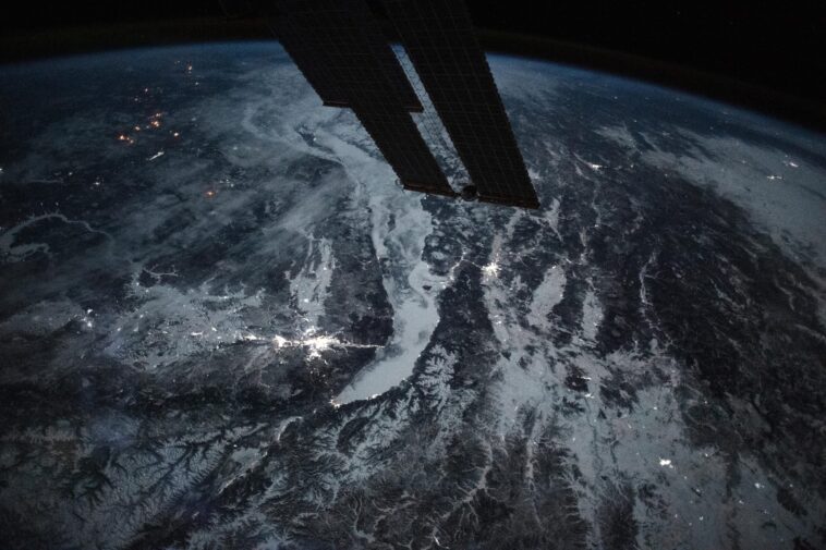 Un astronaute capture une superbe image nocturne du lac le plus profond du monde
