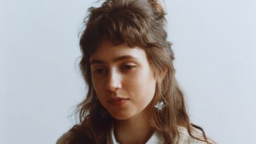 Clairo révèle ses nouvelles muses : les Beach Boys, Twiggy et Full-On Silliness