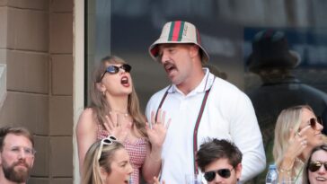 Taylor Swift et Brittany Mahomes s'embrassent, la politique soit damnée