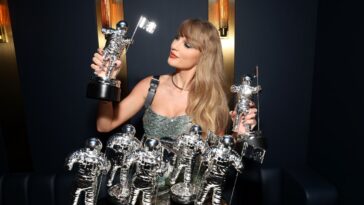 Taylor Swift a continué à attirer les grands électeurs aux VMA, où elle a finalement appelé Travis Kelce son petit ami