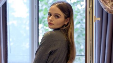 Joey King parle de son style plus jeune, de Sabrina Carpenter et de la « sensualité subtile » de Max Mara