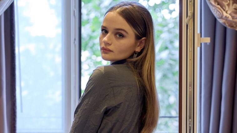 Joey King parle de son style plus jeune, de Sabrina Carpenter et de la « sensualité subtile » de Max Mara