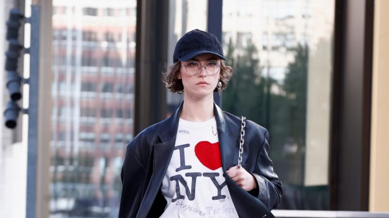 À la Fashion Week de New York, Ella Emhoff est en tête des votes des créateurs À la Fashion Week de New York, Ella Emhoff est en tête des votes des créateurs