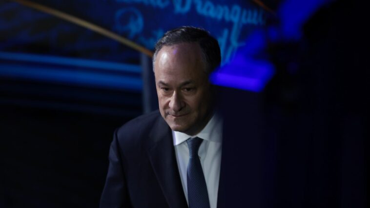 Doug Emhoff fait de son mieux pour imiter Tony Soprano pour GMA dans un restaurant du New Jersey