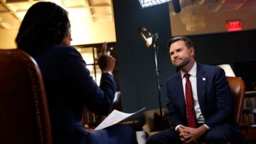 JD Vance minimise les propos racistes de Laura Loomer et réitère sa critique de la conspiration des immigrés