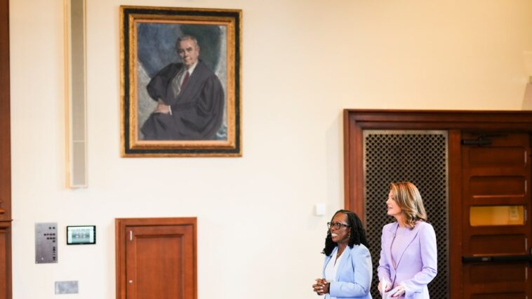 La juge de la Cour suprême Ketanji Brown Jackson parle d'éthique et d'immunité présidentielle dans une interview à CBS