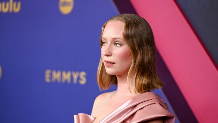 La mère d'Hannah Einbinder a taquiné l'ours avec une critique de 19 points d'exclamation, désormais supprimée, aux Emmy Awards 2024