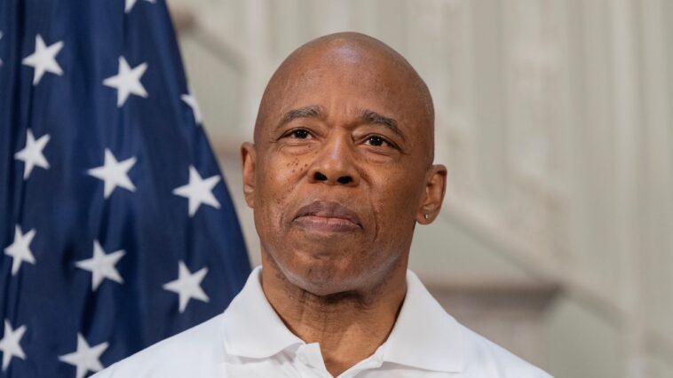 Les fédéraux perquisitionnent la résidence d'Eric Adams après une inculpation pénale historique