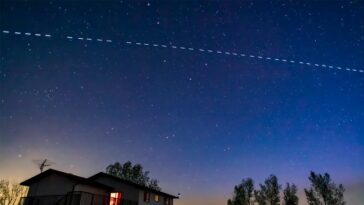 Les fuites d'ondes radio des satellites Starlink obscurcissent le cosmos