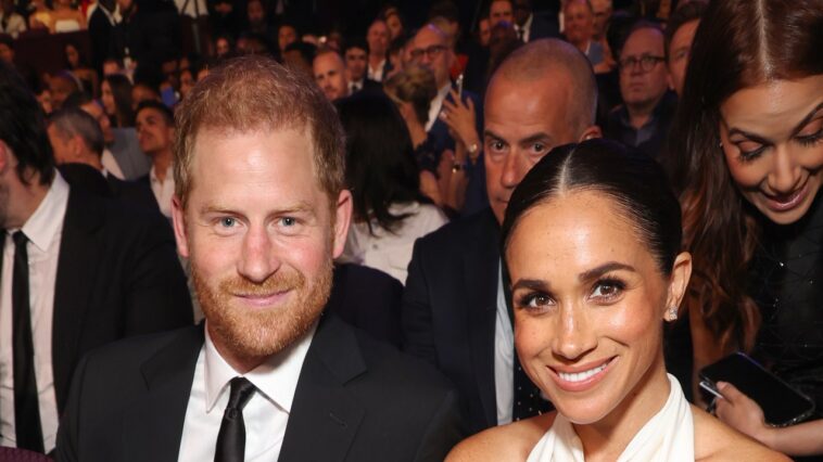 Meghan Markle, avec son nouveau collier de diamants, révèle que son espace sûr est une librairie